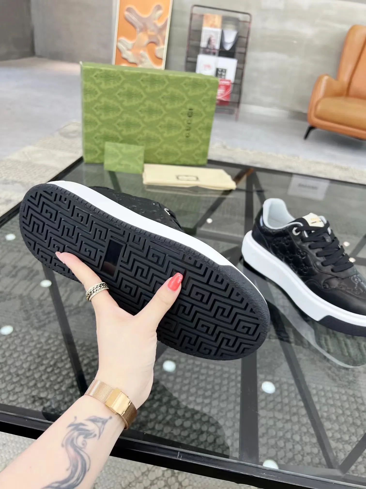 P440 new men's shoes GUCCI [Lightning] latest shoes are shipped. Original quality, fashionable, made of special materials, sheepskin lining, brand new packaging. The foot feels super comfortable and the workmanship is impeccable. Size: Male 38-45.